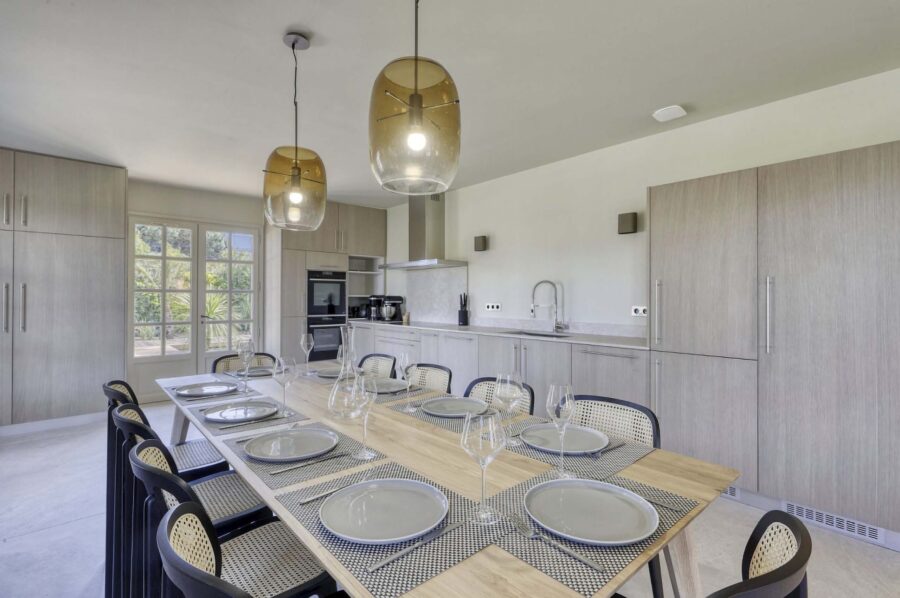 villa-brooke-kitchen-diningroom-modern-luxury-ramatuelle