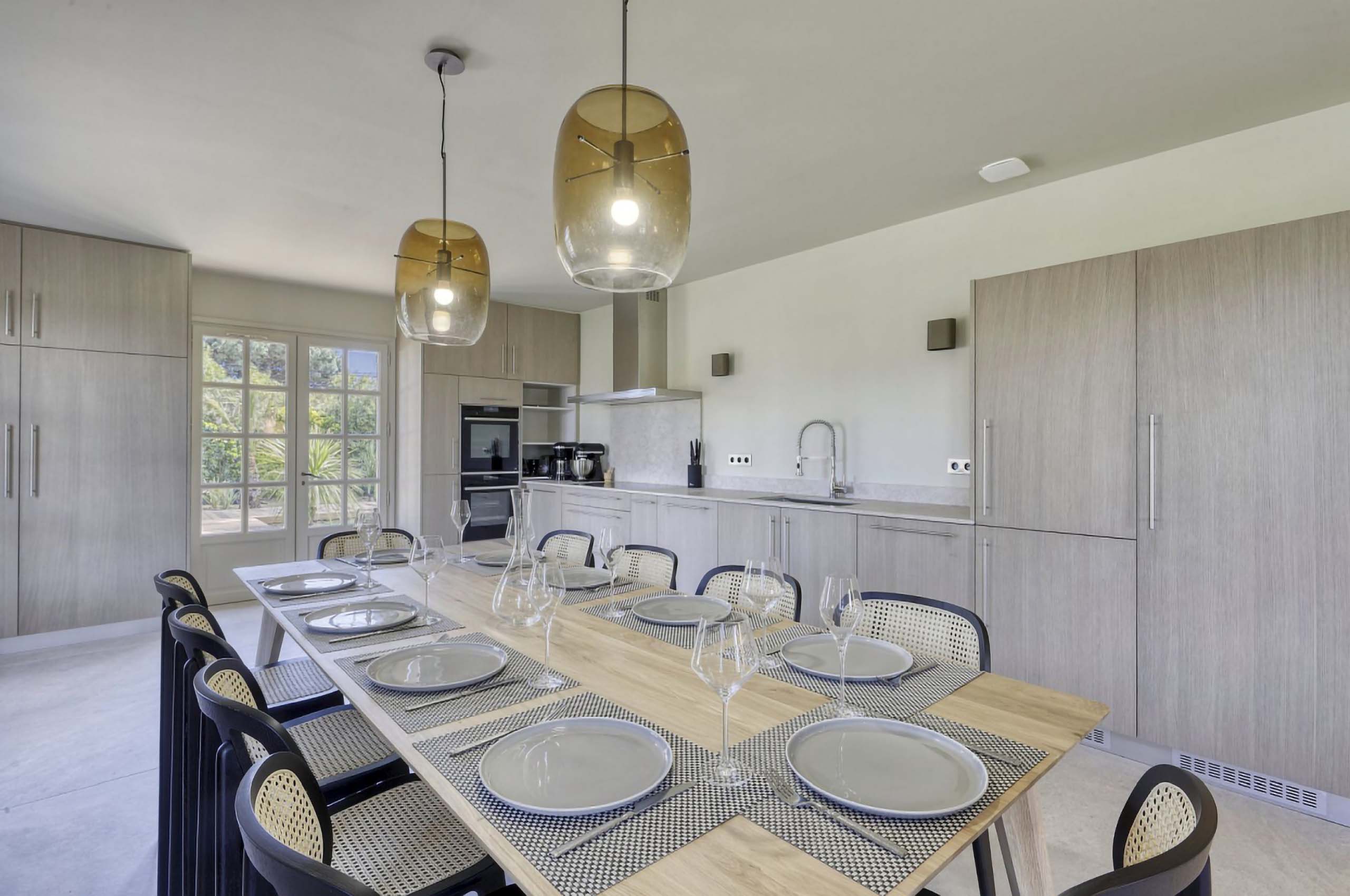 villa-brooke-kitchen-diningroom-modern-luxury-ramatuelle