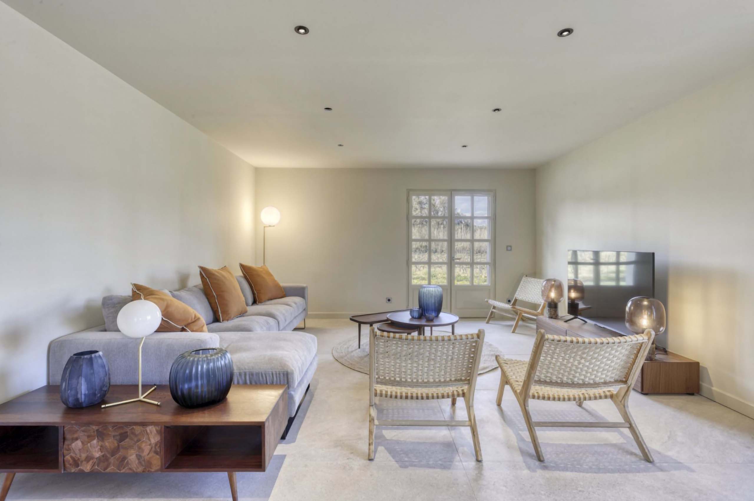 villa-brooke-livingroom-modern-spacious-luxury-ramatuelle