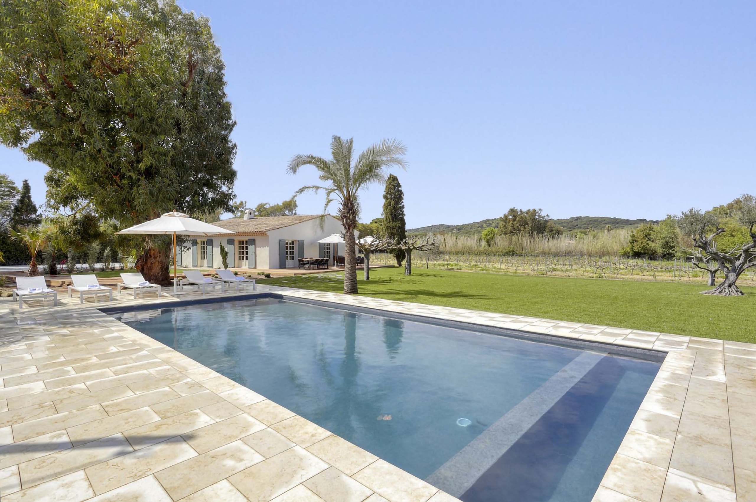 villa-brooke-pool-garden-sunbed-luxury-ramatuelle