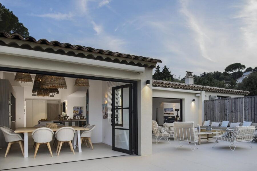 villa-gaela-alfresco-seating-terrace-dining-room-luxury-gassin