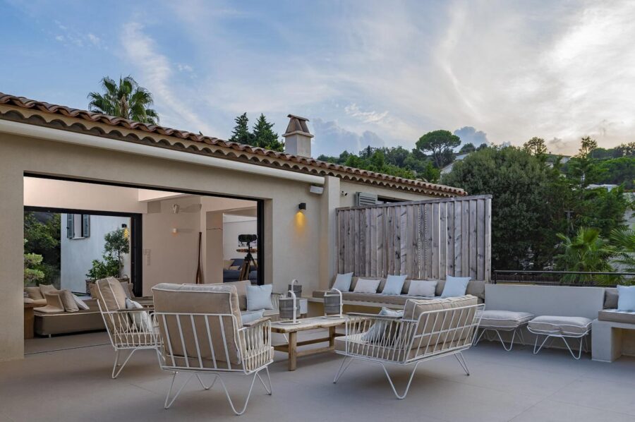 villa-gaela-alfresco-seating-terrace-luxury-rental-retreat-gassin