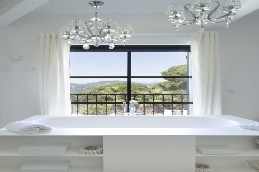 villa-gaela-bathroom-bathtub-seaview-chandelier-luxury-gassin