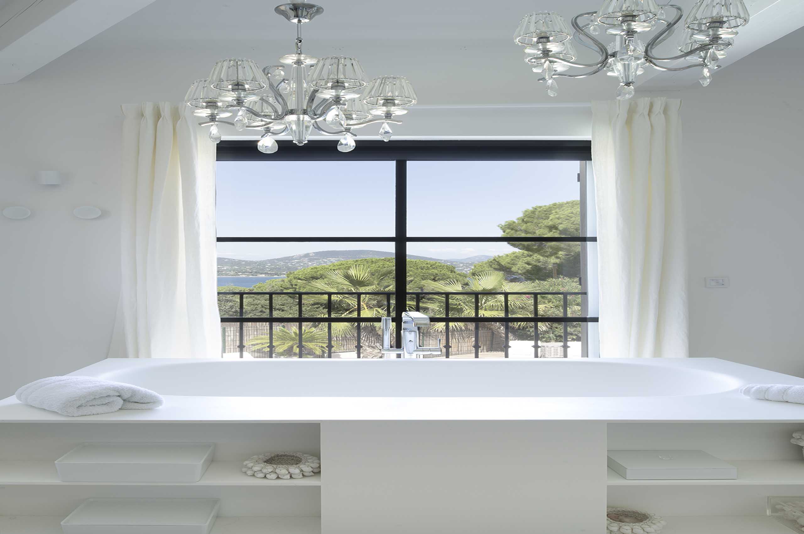 villa-gaela-bathroom-bathtub-seaview-chandelier-luxury-gassin