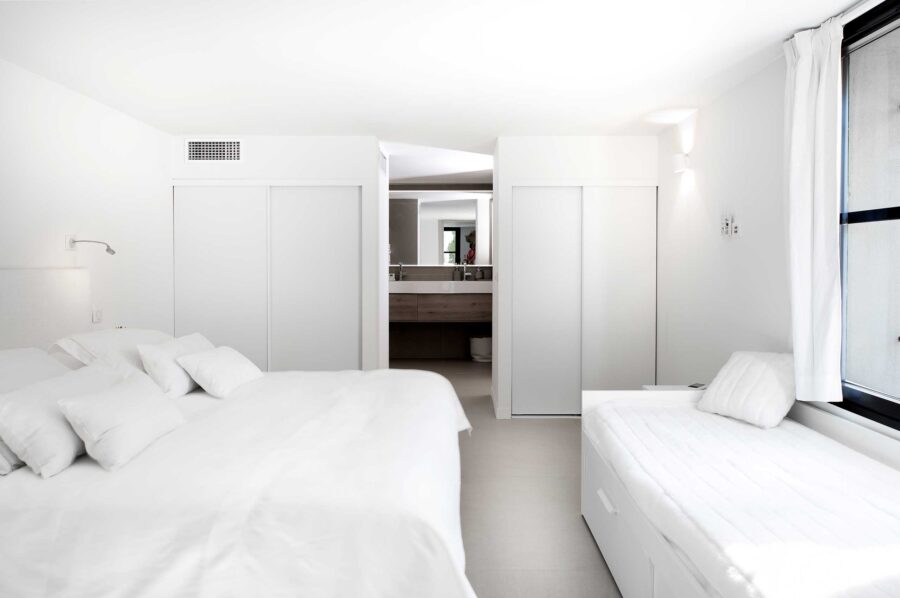 villa-gaela-bedroom-ensuite-bright-spacious-luxury-modern-interior-gassin