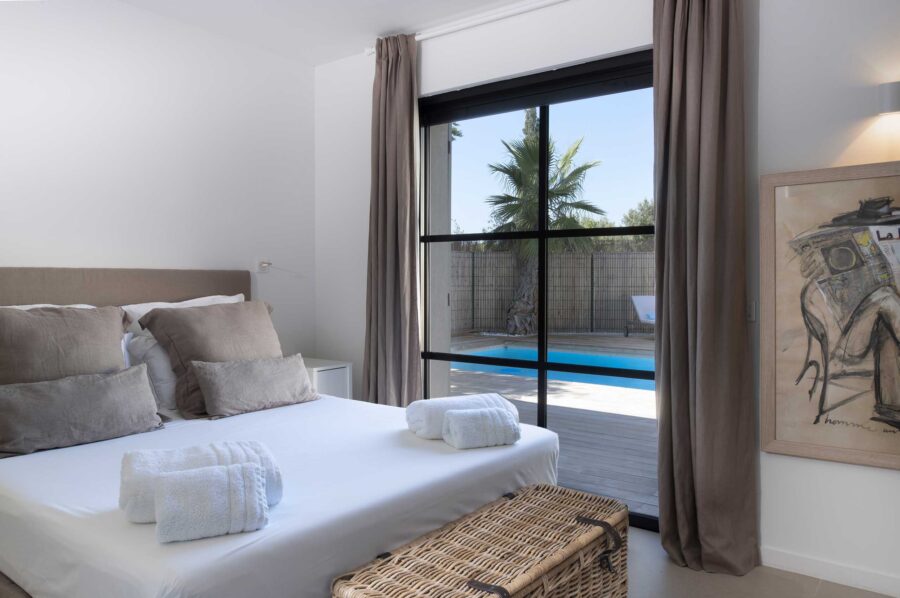 villa-gaela-bedroom-poolview-artwork-modern-luxury-design-gassin