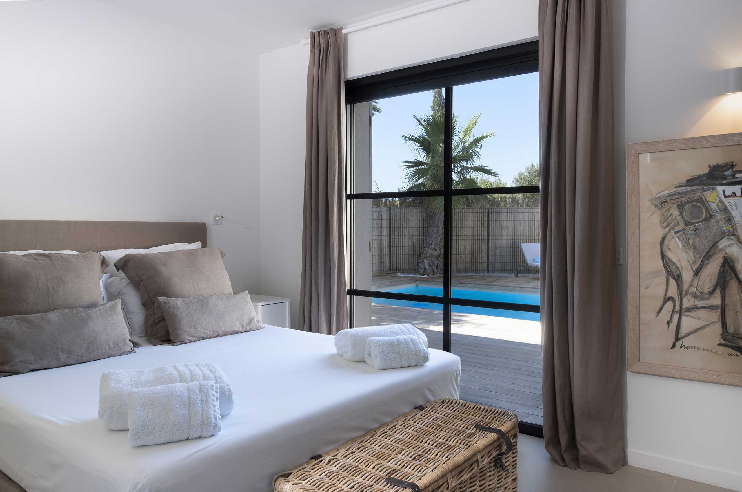 villa-gaela-bedroom-poolview-artwork-modern-luxury-design-gassin