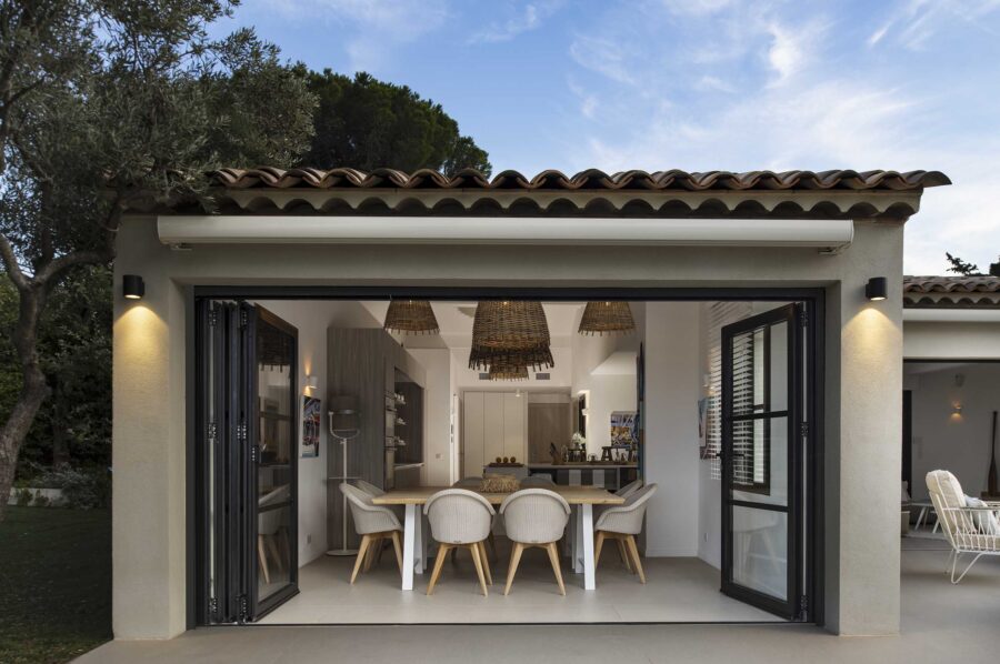 villa-gaela-exterior-diningtable-kitchen-openplan-luxury-gassin
