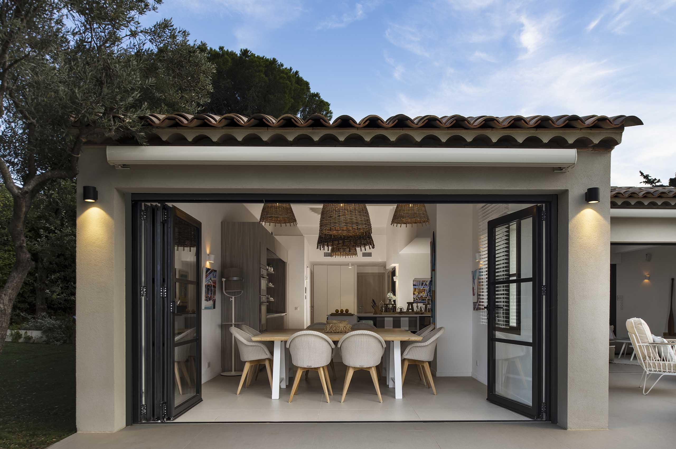 villa-gaela-exterior-diningtable-kitchen-openplan-luxury-gassin