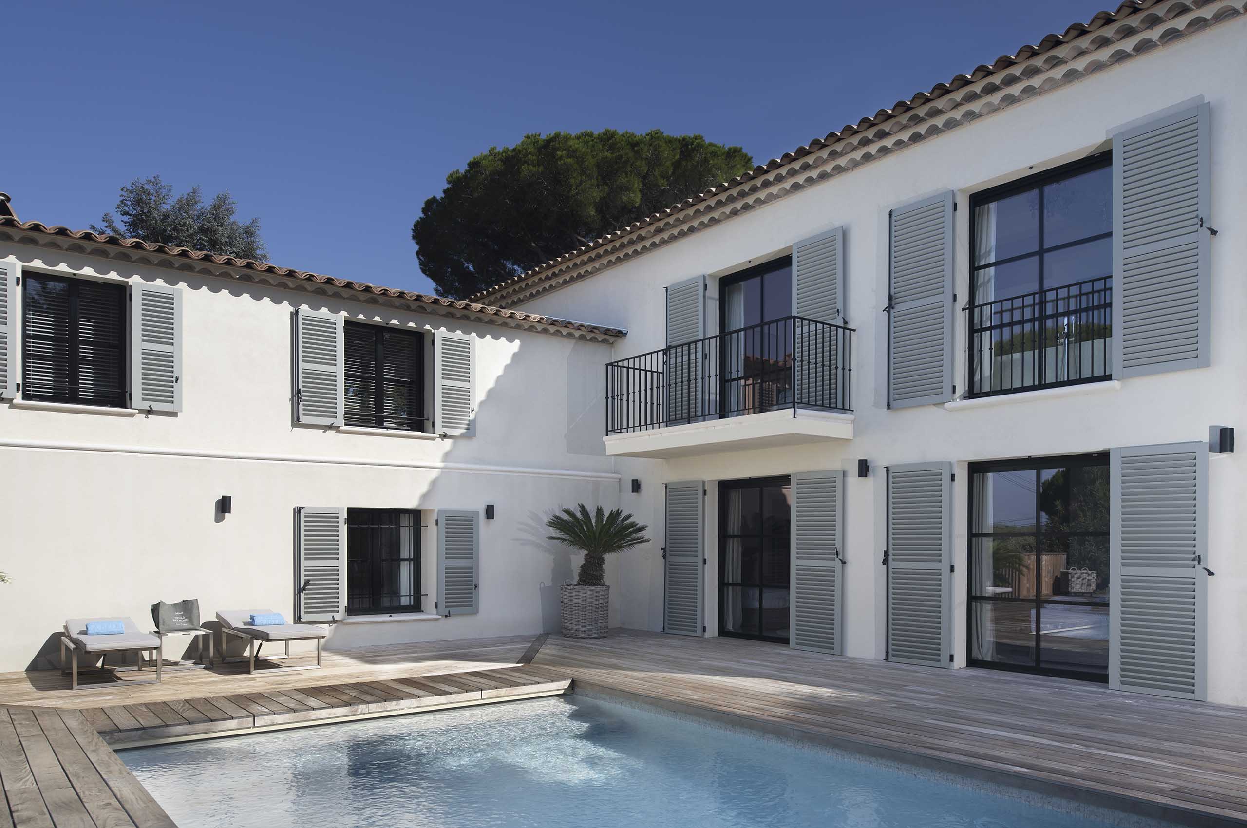 villa-gaela-exterior-pool-balcony-bright-modern-luxury-rental-retreat-gassin