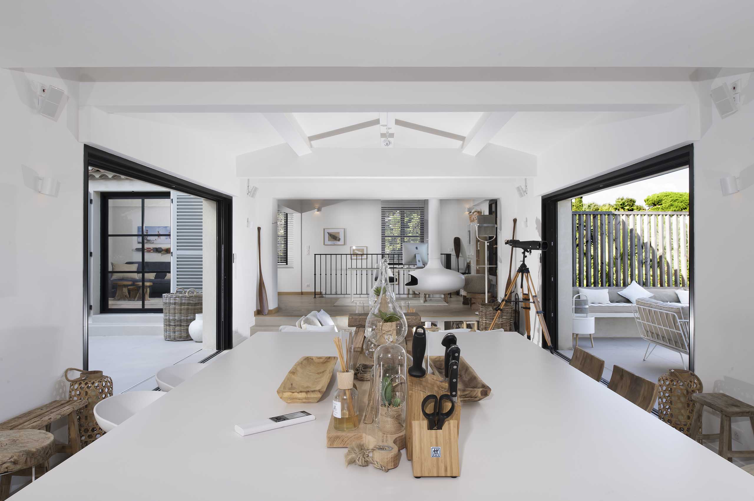 villa-gaela-kitchen-diningtable-openplan-modern-luxury-design-gassin