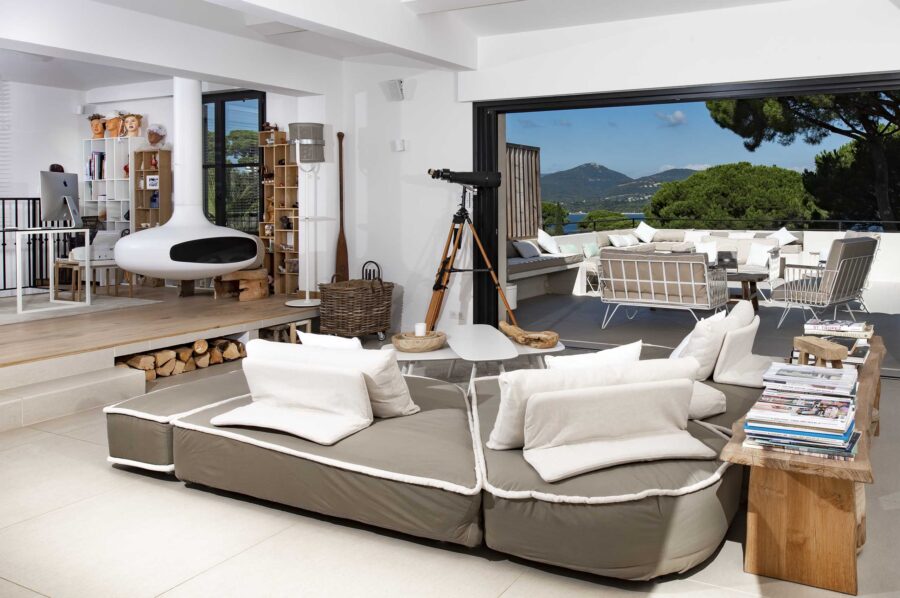 villa-gaela-livingroom-fireplace-seaview-openplan-modern-luxury-gassin