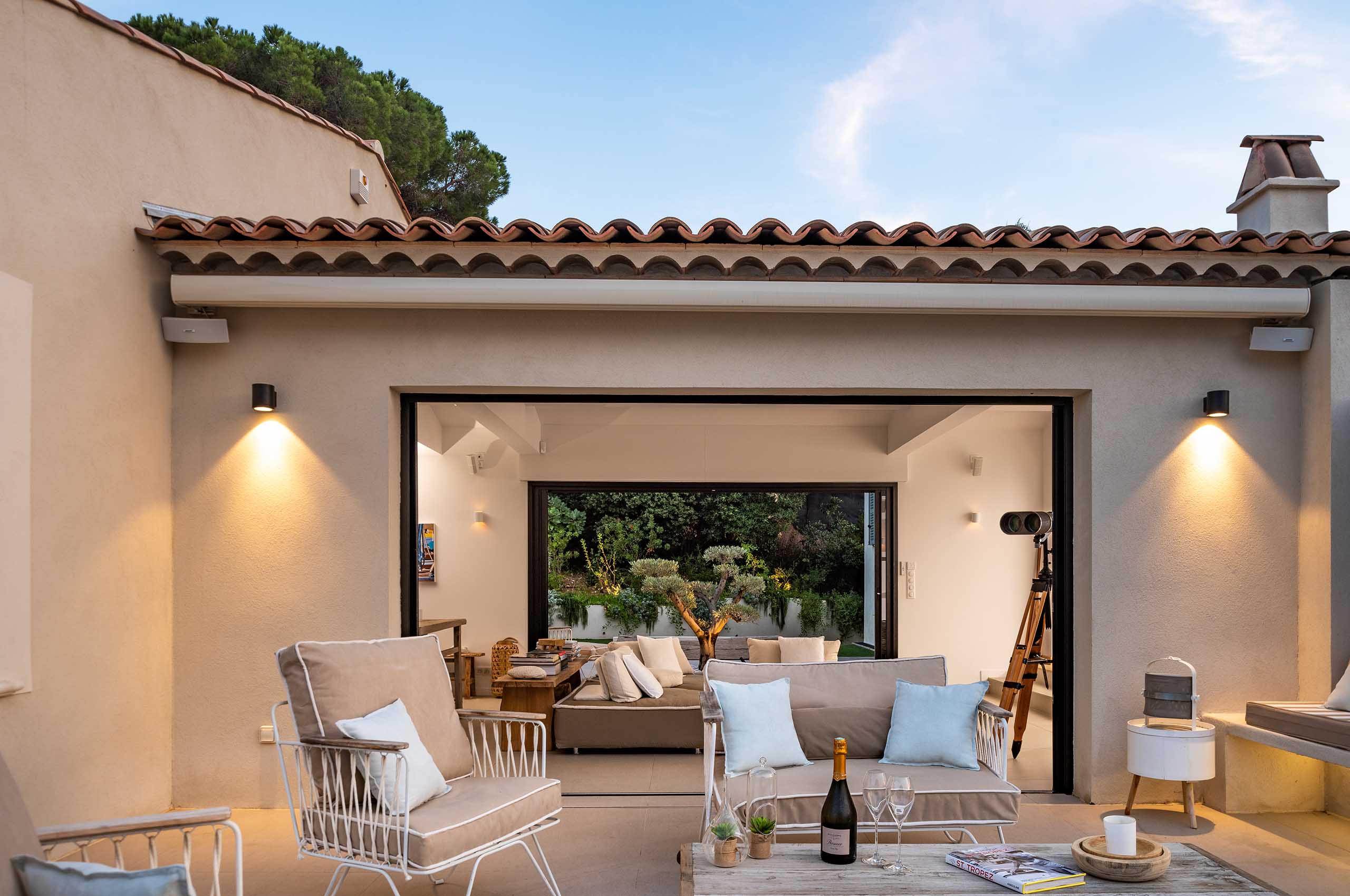 villa-gaela-mainpage-exterior-terrace-openplan-modern-luxury-gassin