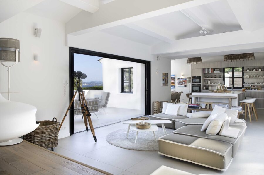 villa-gaela-openplan-kitchen-livingroom-seaview-bright-spacious-luxury-gassin