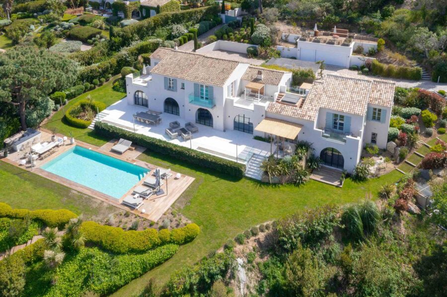 villa-julietta-aerial-exterior-luxury-retreat-garden-pool-spacious-property-sttropez