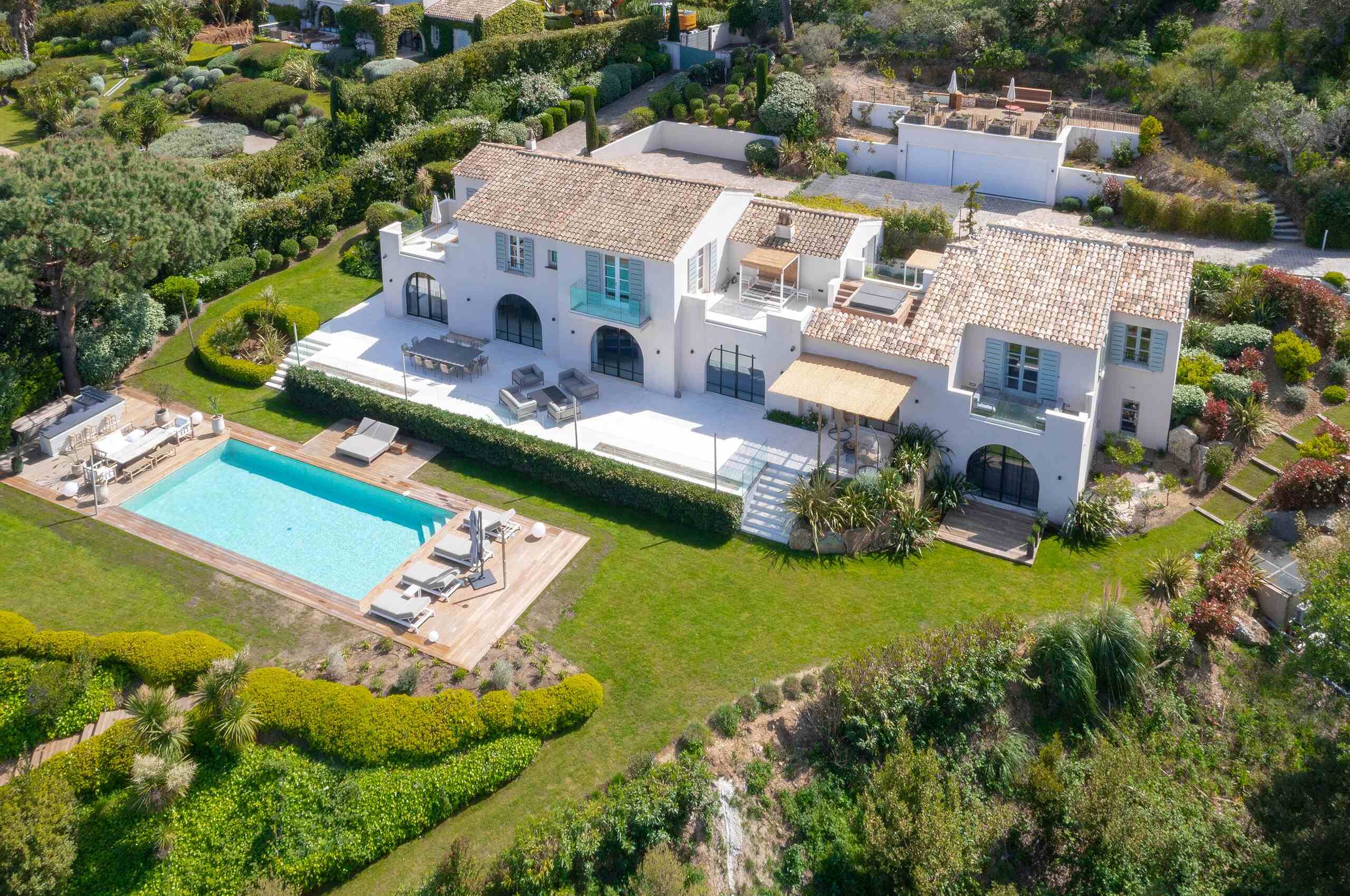 villa-julietta-aerial-exterior-luxury-retreat-garden-pool-spacious-property-sttropez