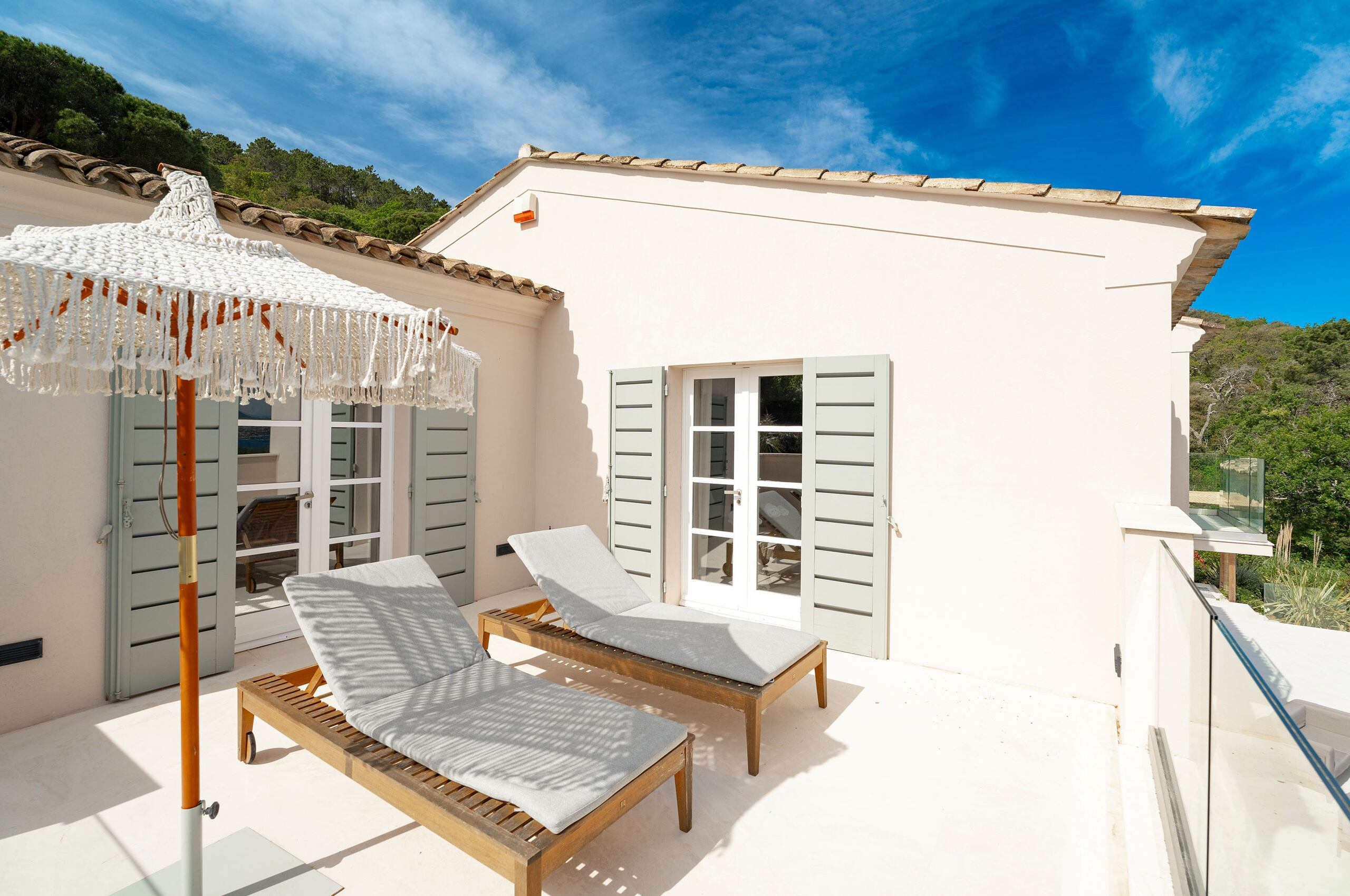 villa-julietta-balcony-sunloungers-modern-bright-luxury-seaview-sttropez
