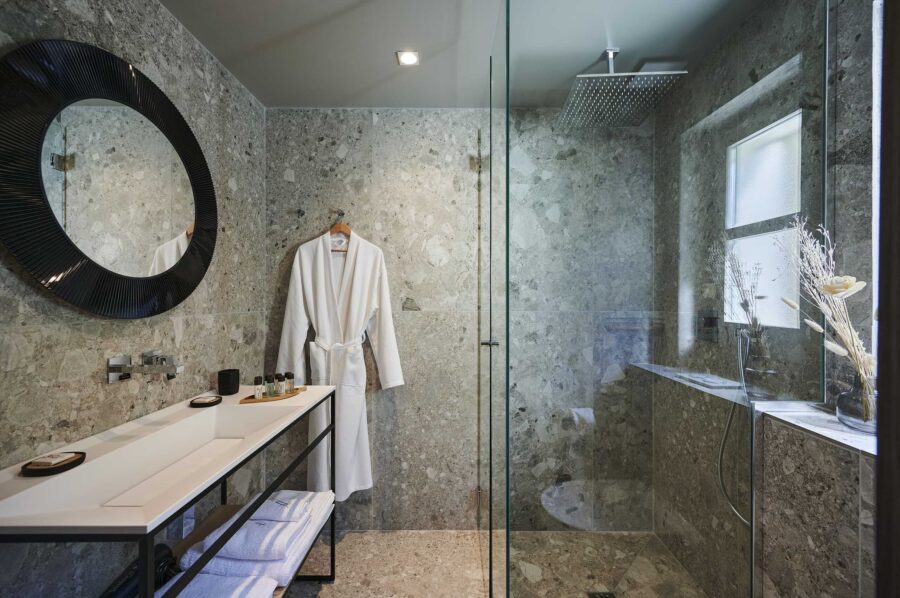 villa-julietta-bathroom-italianshower-marble-modern-luxury-design-sttropez
