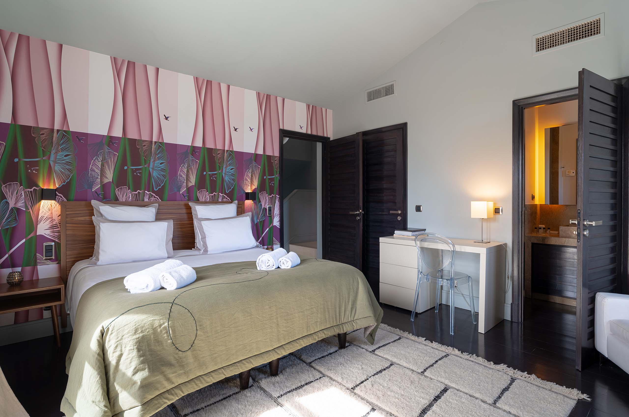 villa-julietta-bedroom-ensuite-modern-luxury-interior-sttropez