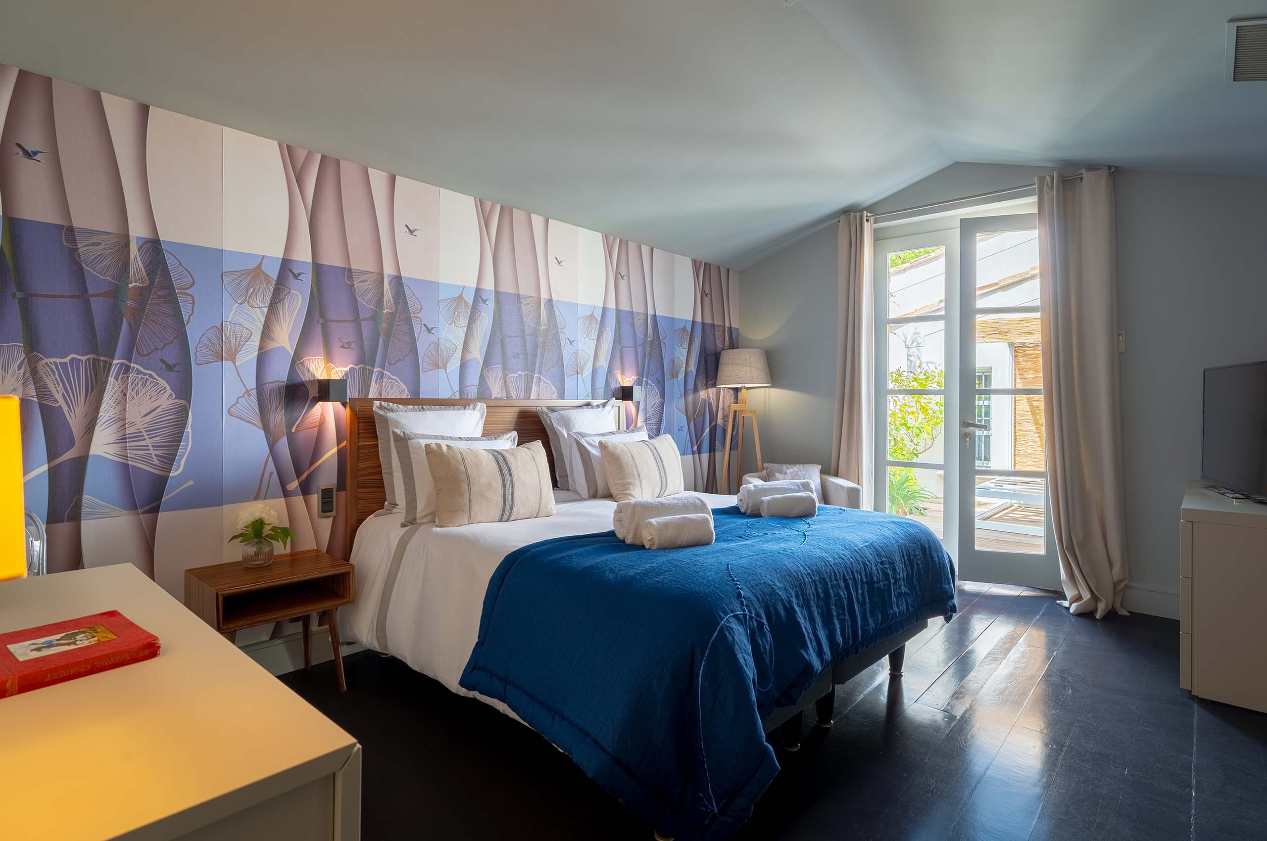 villa-julietta-bedroom-garden-luxury-stylish-design-sttropez