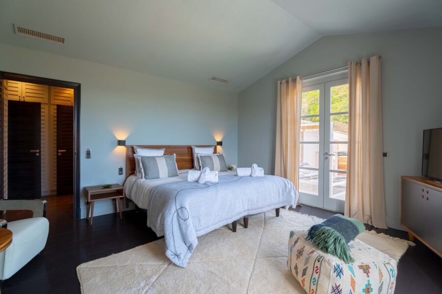 villa-julietta-bedroom-gardenaccess-modern-bright-spacious-luxury-design-sttropez