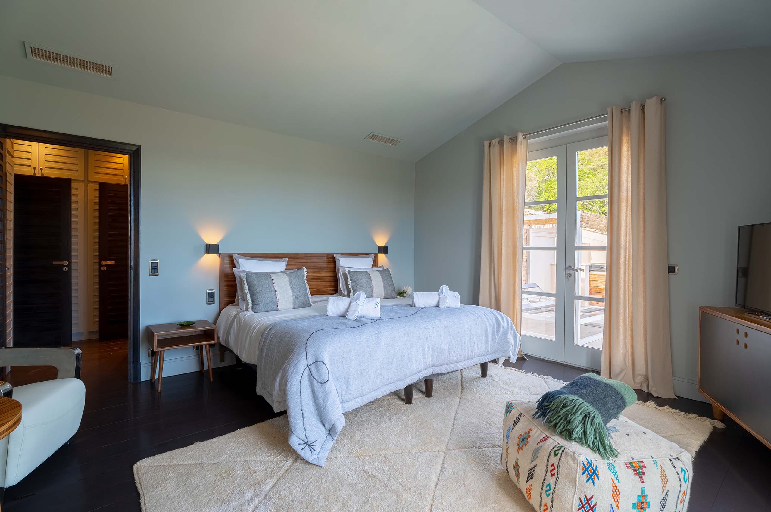villa-julietta-bedroom-gardenaccess-modern-bright-spacious-luxury-design-sttropez