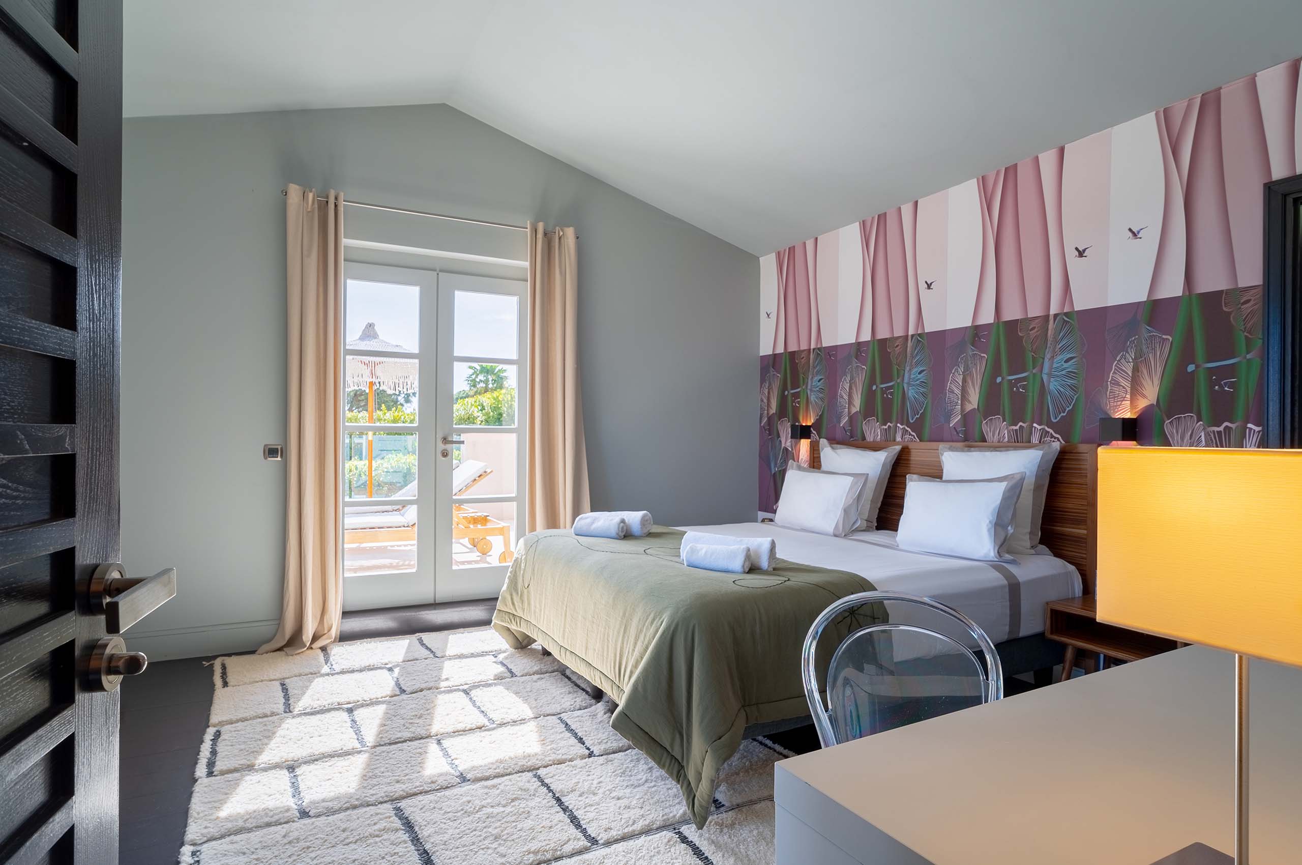 villa-julietta-bedroom-gardenview-modern-stylish-luxury-sttropez