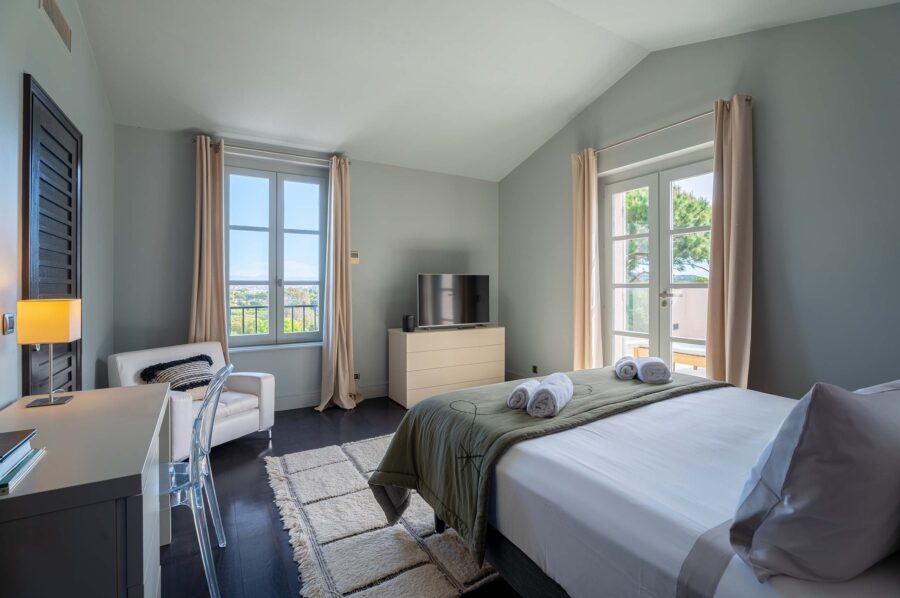 villa-julietta-bedroom-seaview-modern-luxury-interior-sttropez