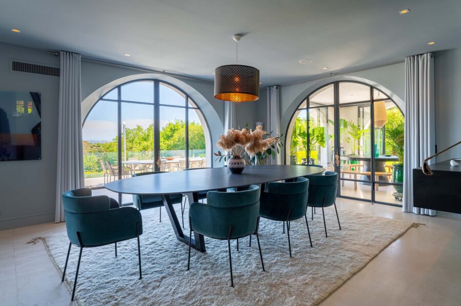 villa-julietta-diningroom-spacious-modern-luxury-sttropez