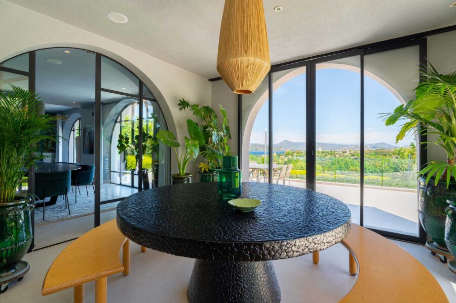 villa-julietta-diningtable-seaview-terrace-modern-luxury-design-sttropez
