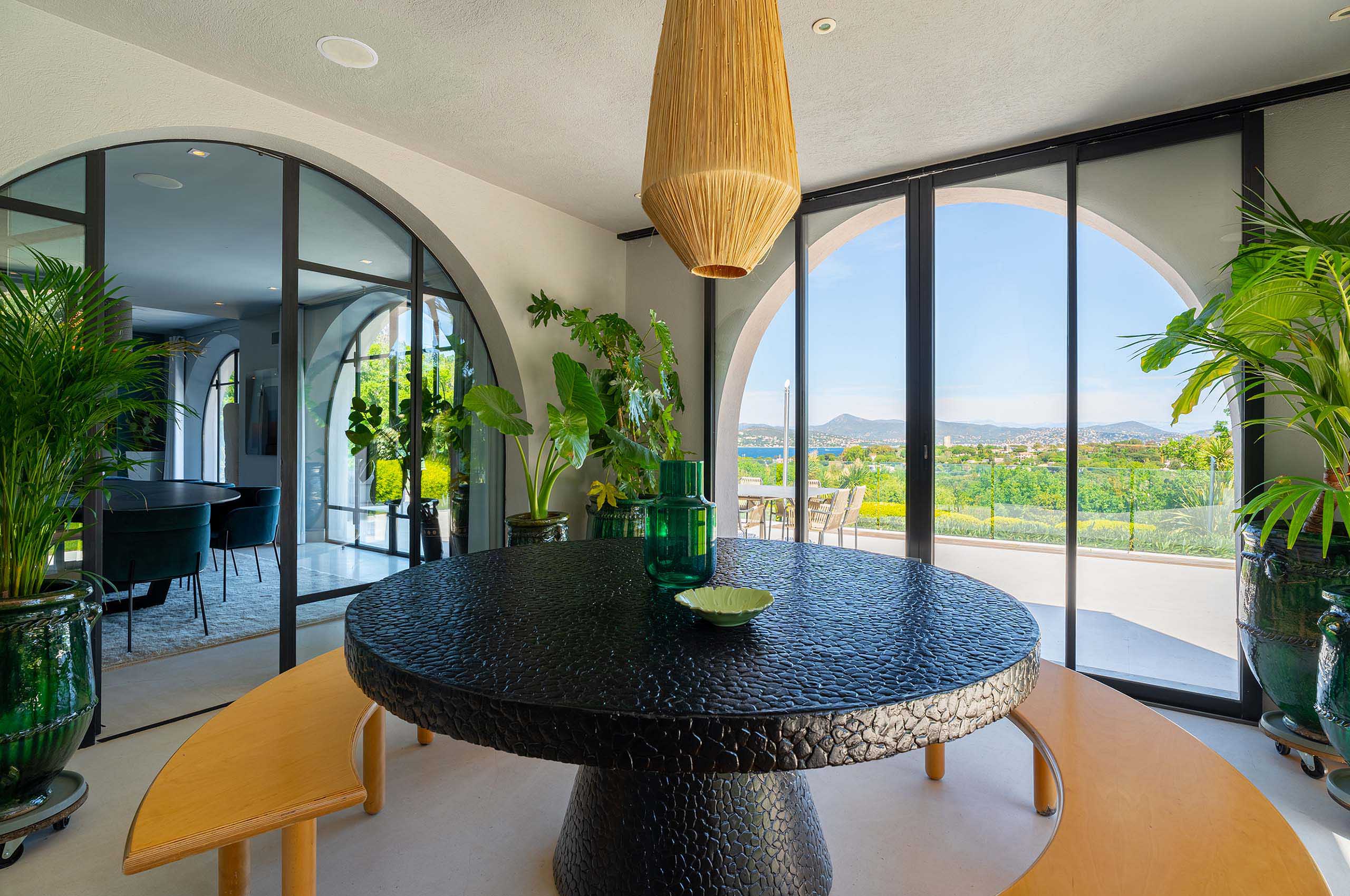 villa-julietta-diningtable-seaview-terrace-modern-luxury-design-sttropez