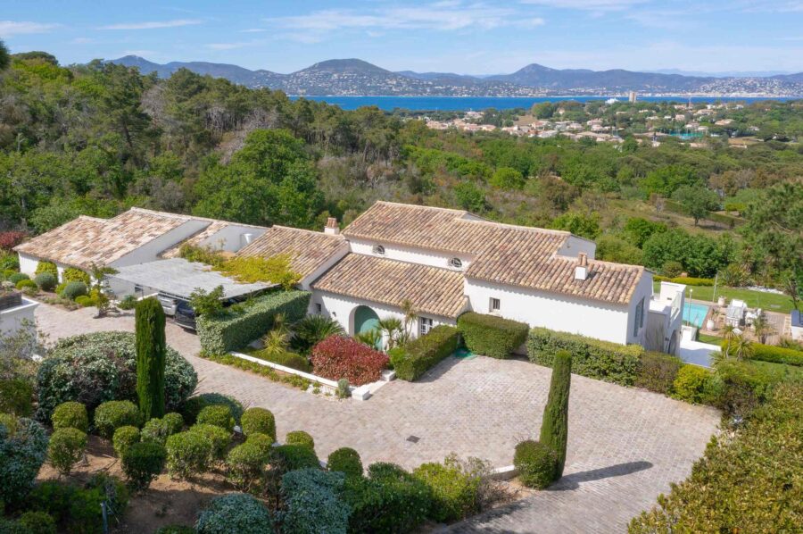 villa-julietta-entrance-parking-driveway-frontdoor-seaview-luxury-rental-sttropez
