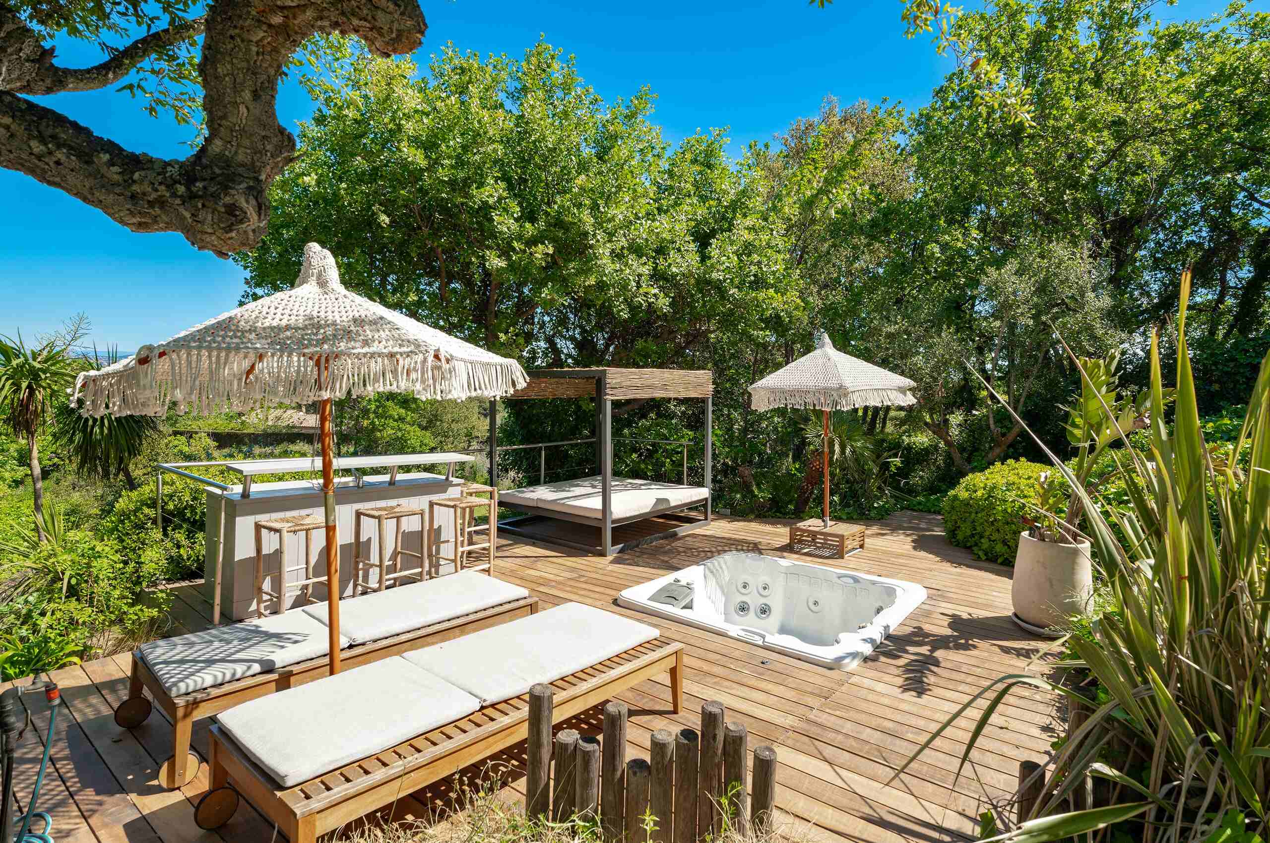 villa-julietta-hottub-sunlounger-terrace-cabana-luxury-sttropez