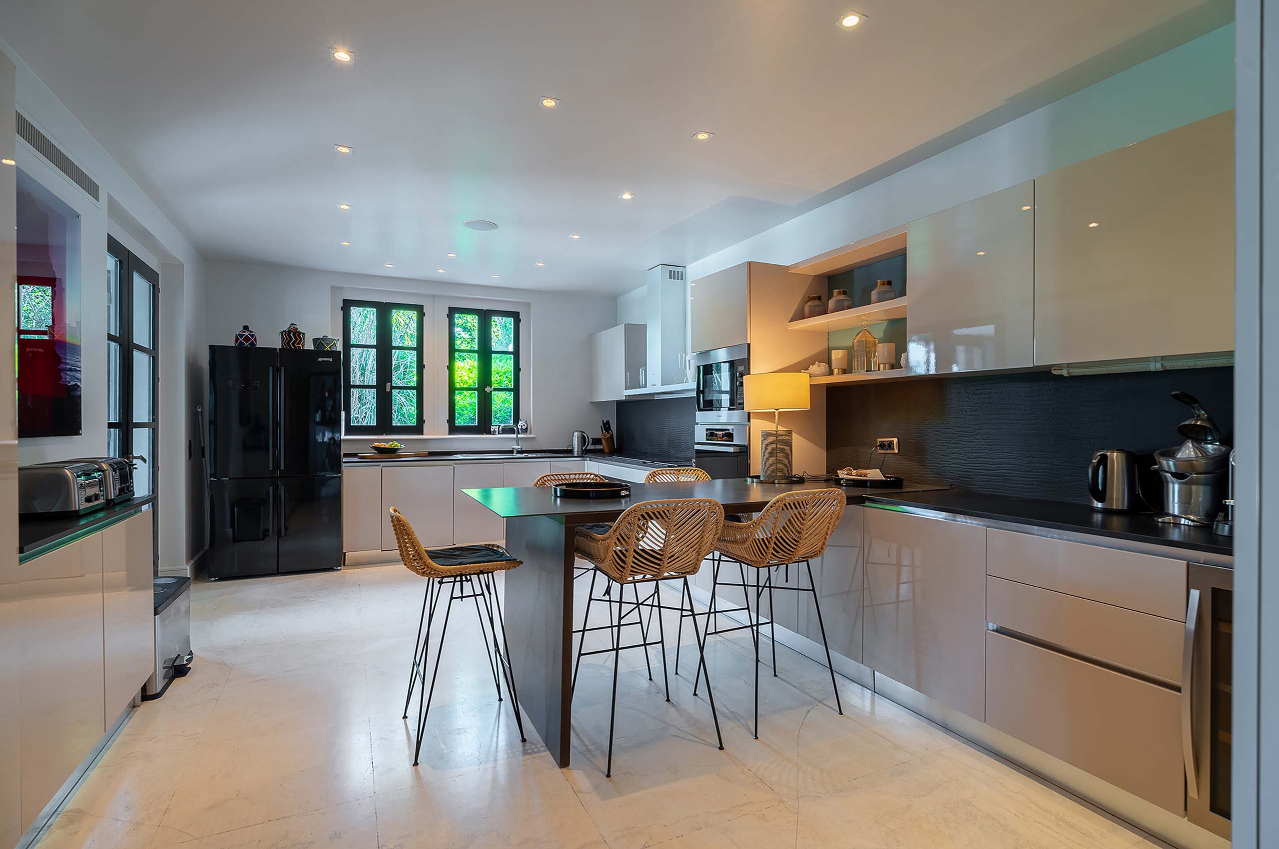 villa-julietta-kitchen-modern-luxury-design-sttropez