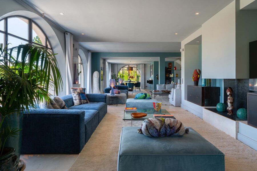 villa-julietta-livingspace-openplan-artwork-unique-bespoke-luxury-sttropez
