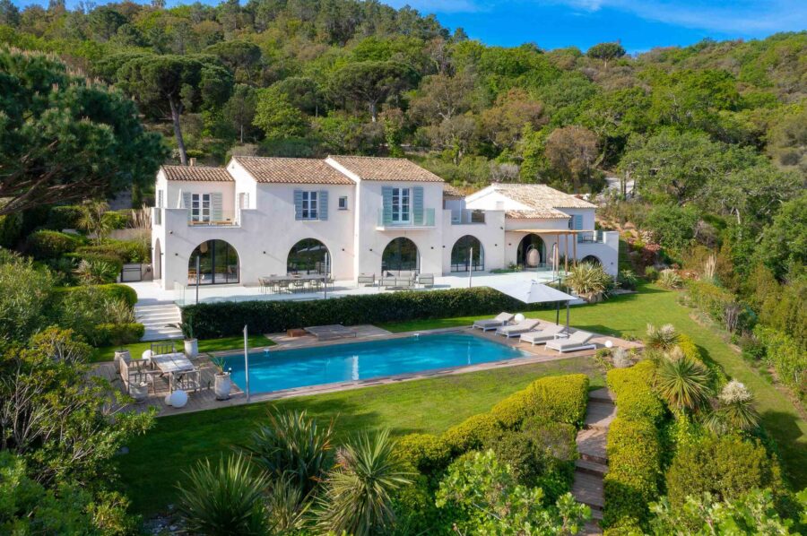 villa-julietta-mainpage-luxury-paradise-retreat-lushgarden-pool-tropical-sttropez