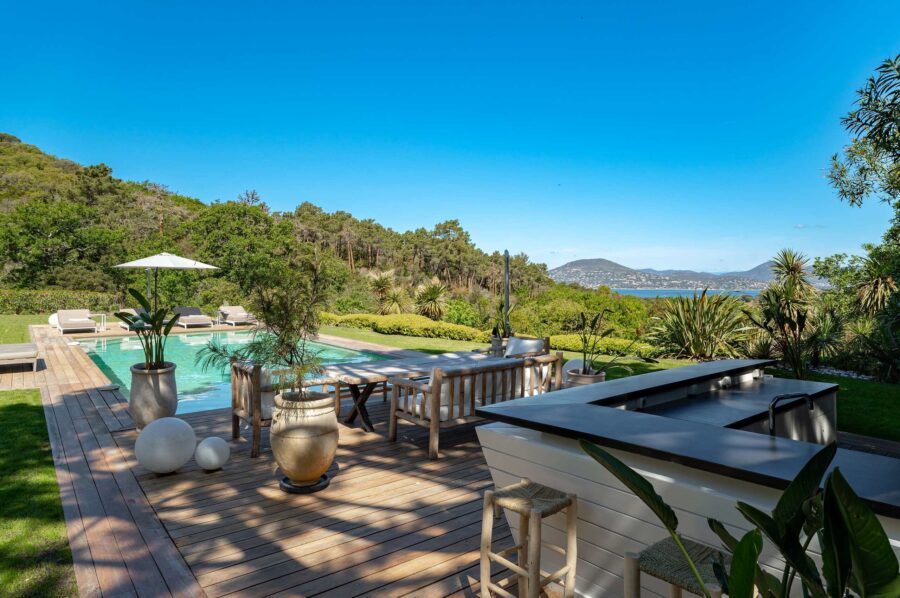 villa-julietta-outdoorbar-outdoorlounge-pool-garden-seaview-luxury-sttropez