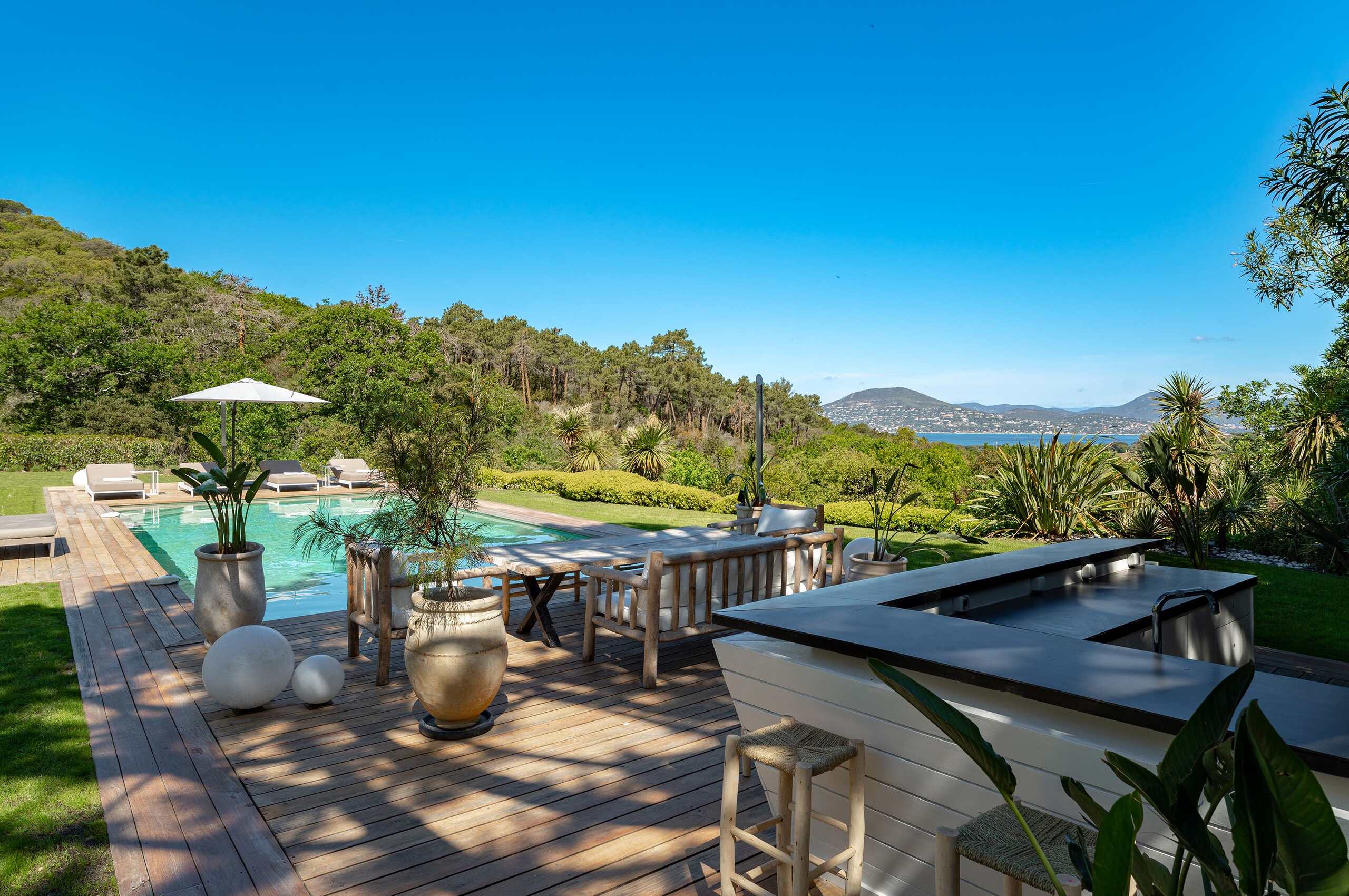 villa-julietta-outdoorbar-outdoorlounge-pool-garden-seaview-luxury-sttropez