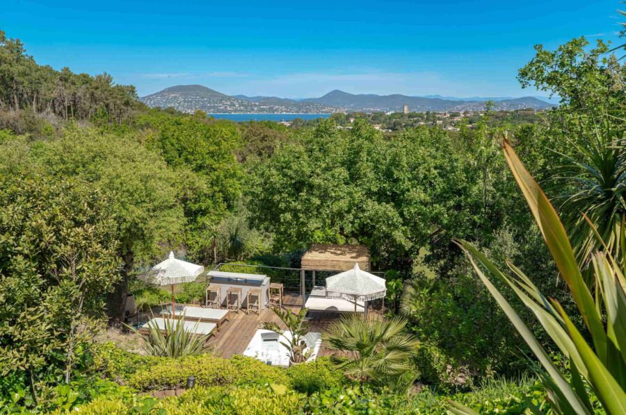 villa-julietta-tropical-paradise-hottub-cabana-sunloungers-luxury-sttropez