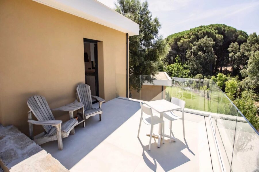 villa-rachel-balcony-outdoorseating-gardenview-oasis-luxury-retreat-ramatuelle