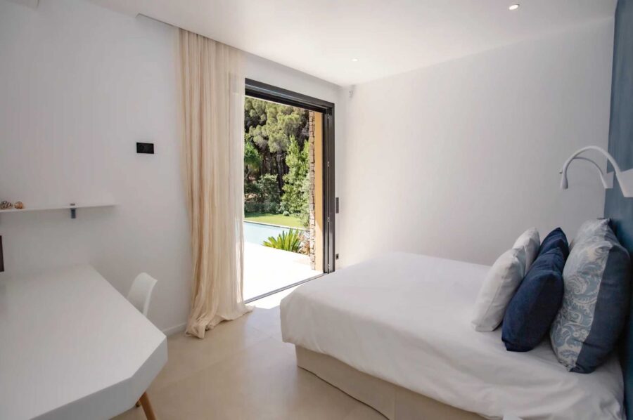 villa-rachel-bedroom-desk-gardenview-sleek-modern-design-luxury-retreat-ramatuelle
