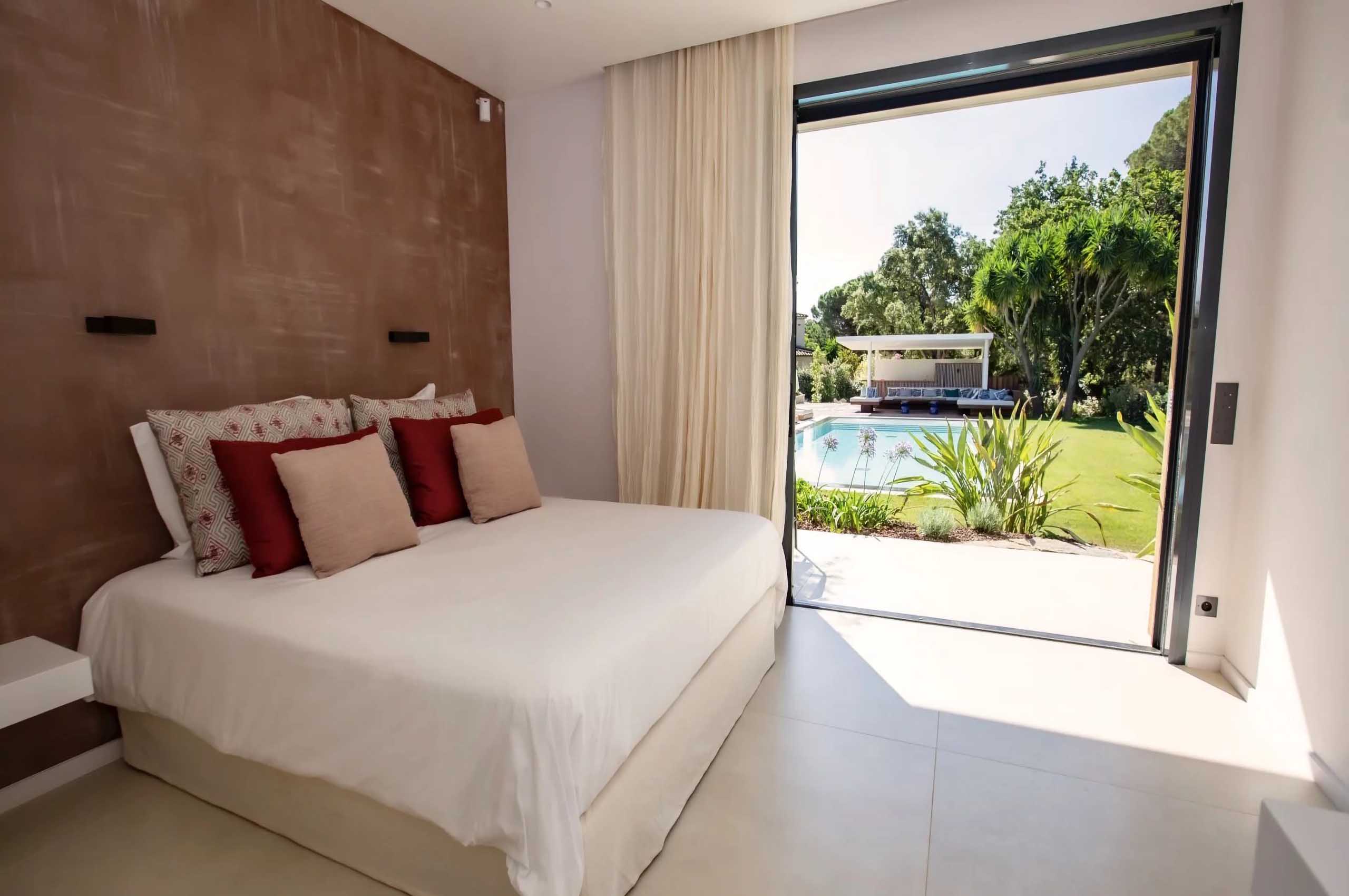 villa-rachel-bedroom-gardenview-modern-luxury-interior-ramatuelle