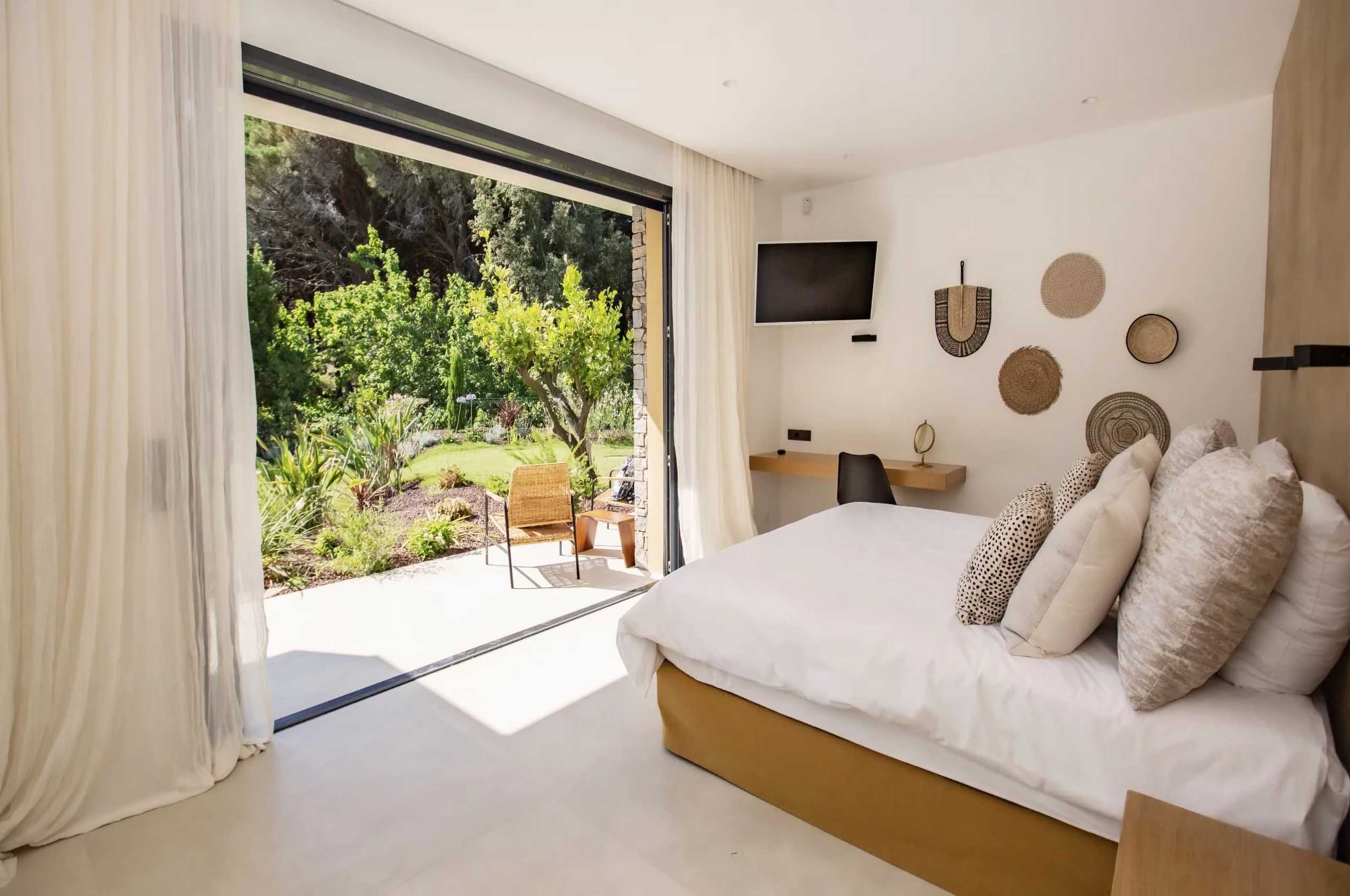villa-rachel-bedroom-gardenview-stylish-modern-luxury-ramatuelle
