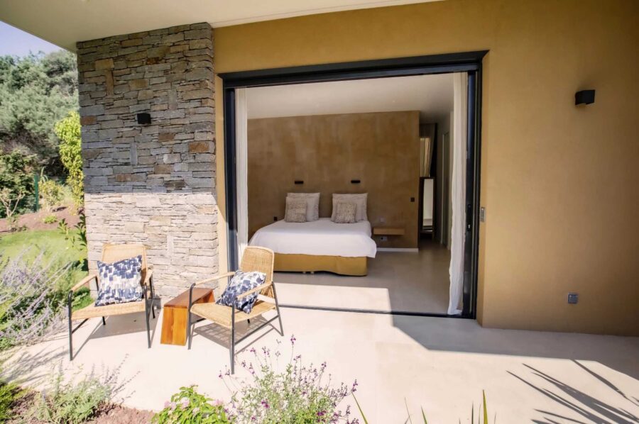 villa-rachel-bedroom-terrace-garden-stylish-modern-luxury-ramatuelle