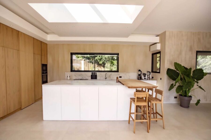 villa-rachel-kitchen-island-modern-luxury-design-ramatuelle