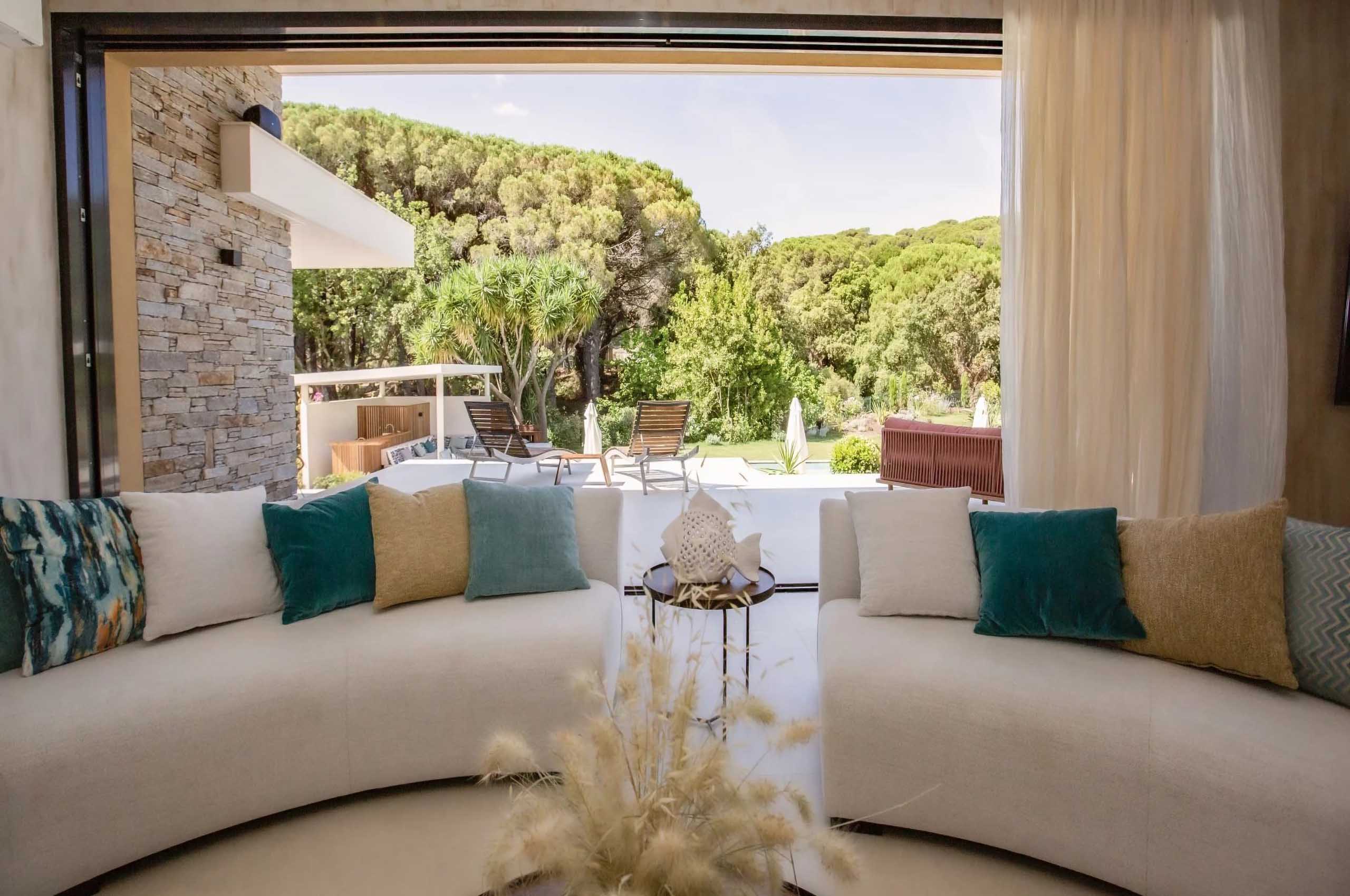 villa-rachel-livingroom-gardenview-nature-paradise-oasis-luxury-ramatuelle