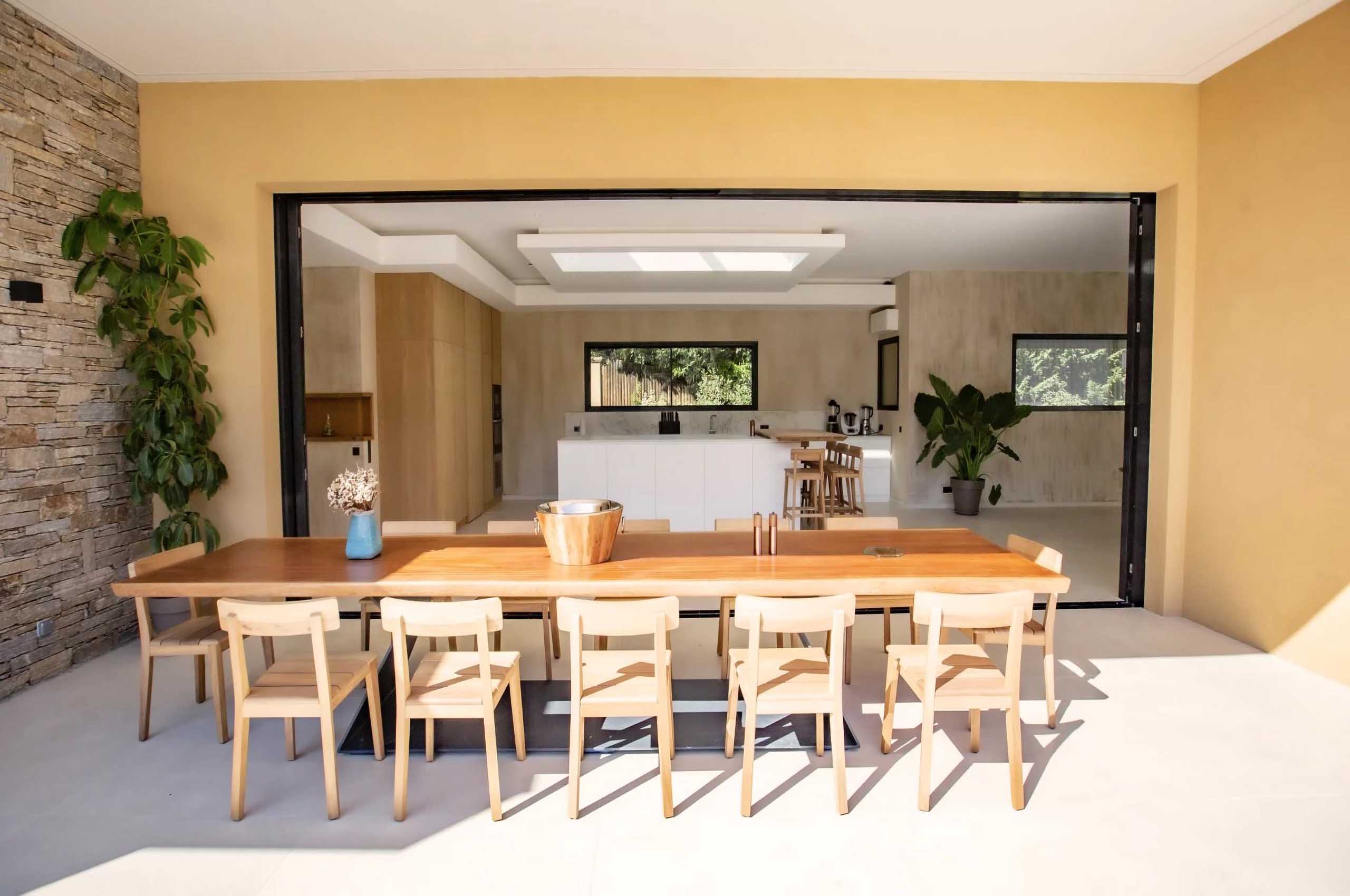 villa-rachel-outdoordining-alfresco-openplan-modern-luxury-design-ramatuelle