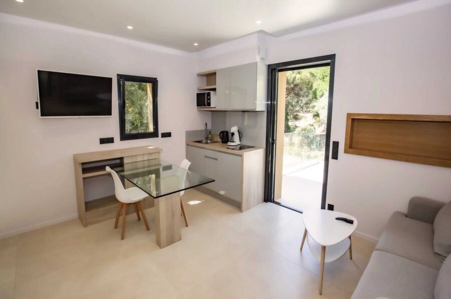 villa-rachel-poolhouse-livingarea-studio-luxury-modern-private-ramatuelle