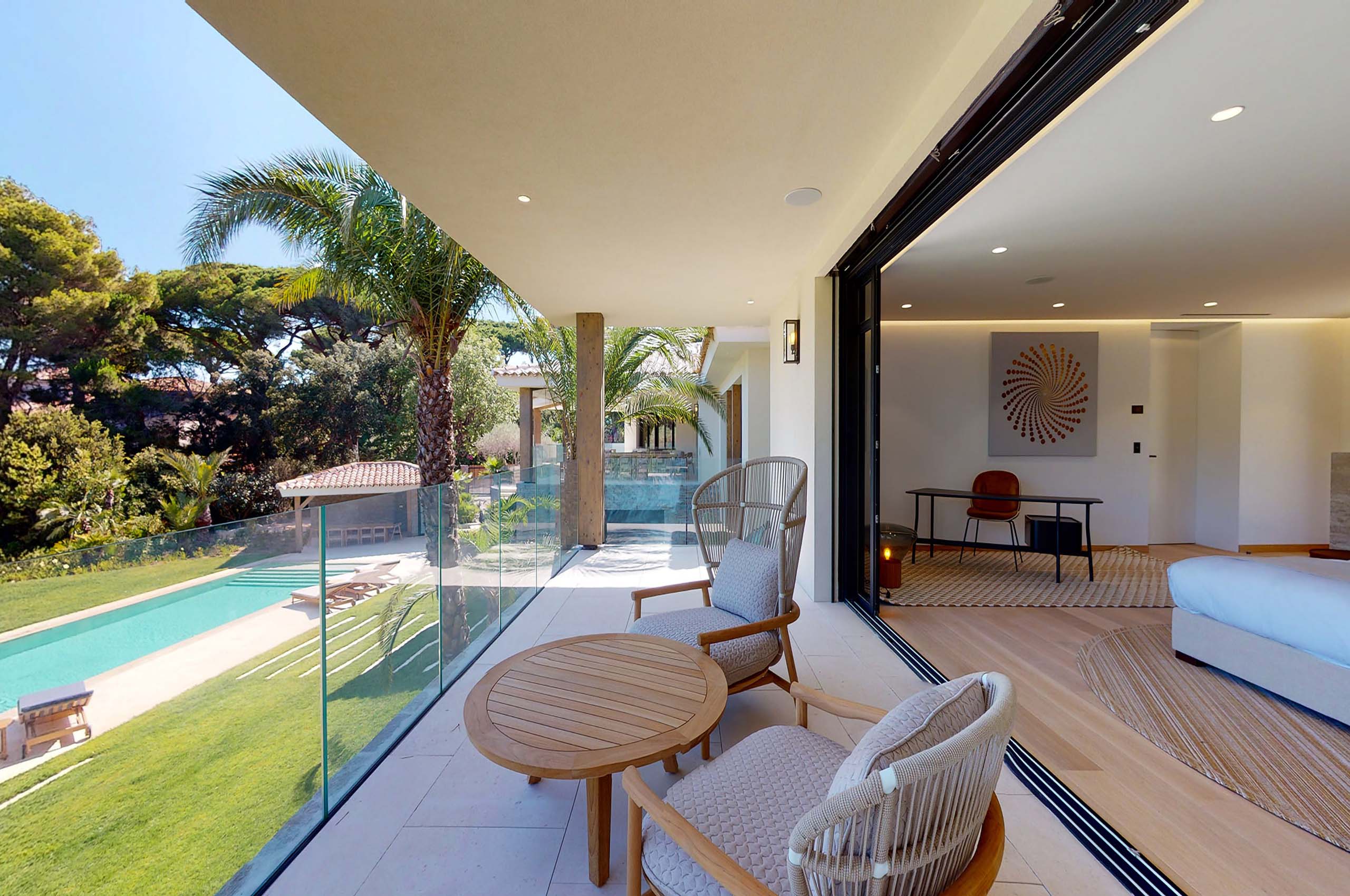 villa-sofia-balcony-outdoorseating-poolside-luxury-sttropez