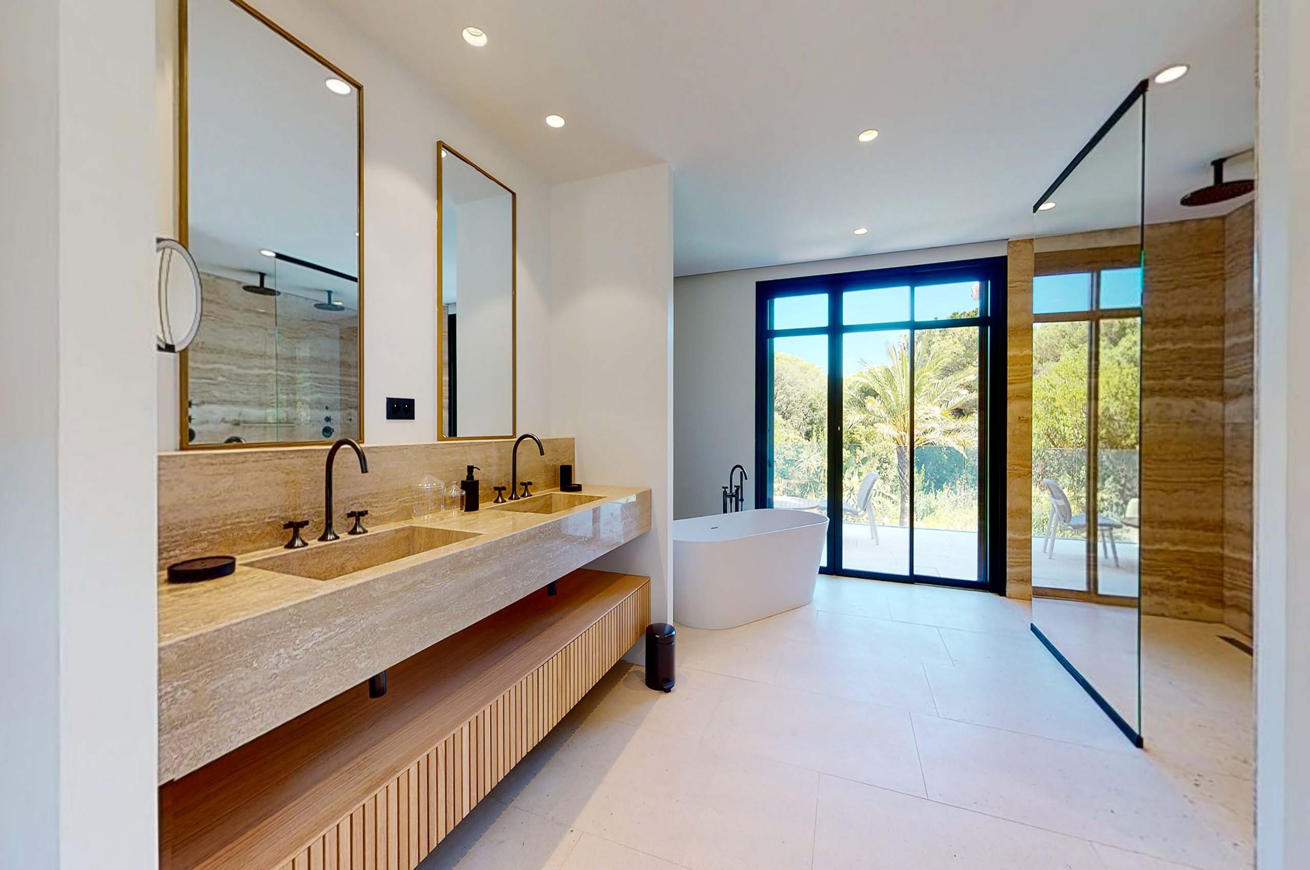 villa-sofia-bathroom-doublesink-bathtub-gardenview-luxury-sttropez